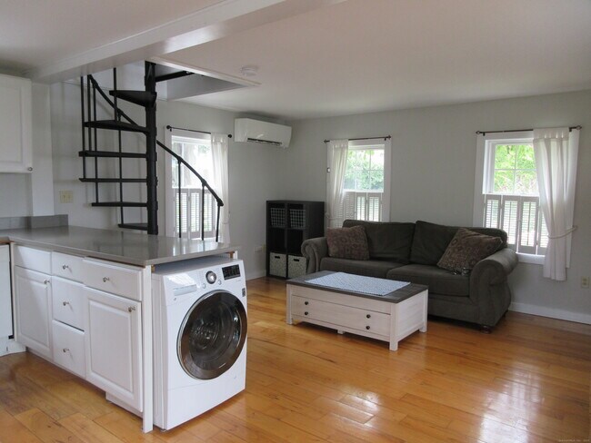 Building Photo - 255 Pequot Ave