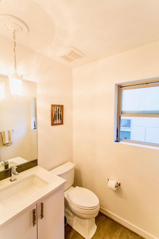 Building Photo - Greenwood Townhome