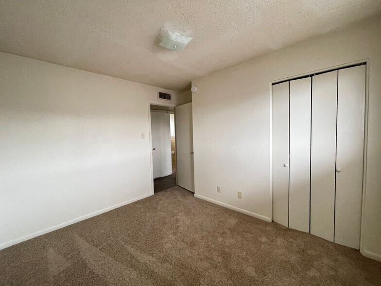 Building Photo - 805 W Hallmark Ave