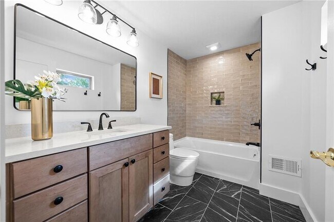 Building Photo - Fully renovated gem close to everything Pittsburgh offers!