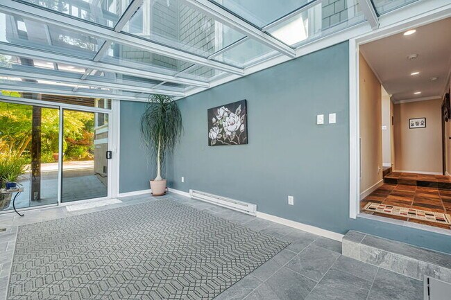 Building Photo - 275 La Vida Dr