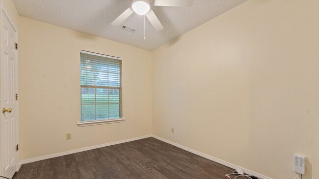 Building Photo - "Cozy 3-Bedroom Fayetteville Home with Mod...