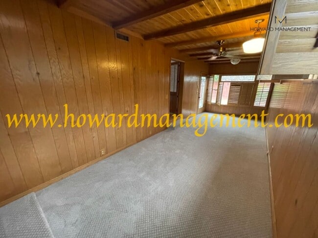 Building Photo - Beautiful home with large Den, hardwood floors, grassy backyard and dettached 2 car garage.