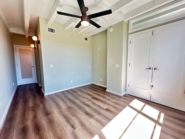 Building Photo - 1 BED | 1.5 BATH | HIGH RISE CONDO | DOWNTOWN SAVANNAH | E Liberty & Drayton St
