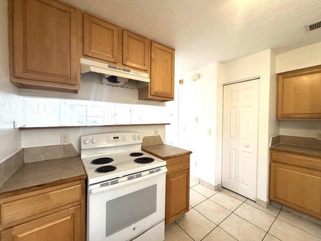 Building Photo - 212 E Cypress St