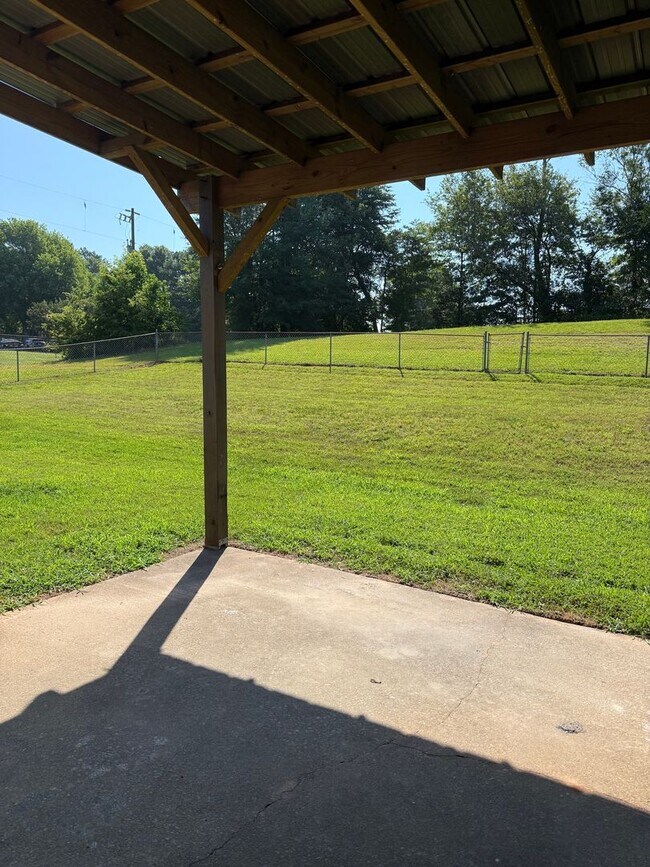 Building Photo - 3 Bedroom 2 Bathroom Ranch Home