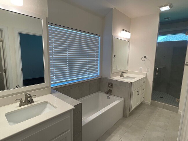 Building Photo - Beautiful 4 Bed, 3 Bath Home In St. James ...