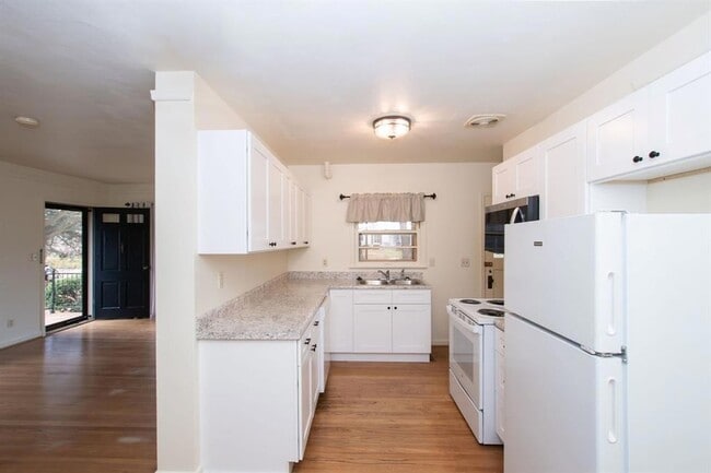 Building Photo - 4933 Woodland Ave