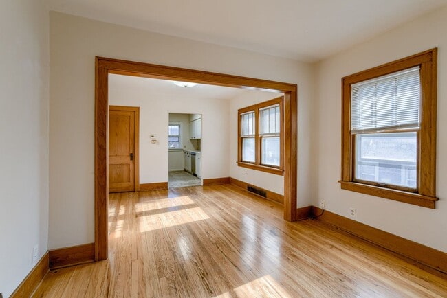 Building Photo - Great Location Close To Aksarben Village!!