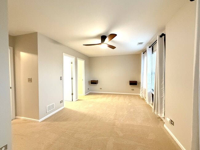 Building Photo - 643 Holiday Ln