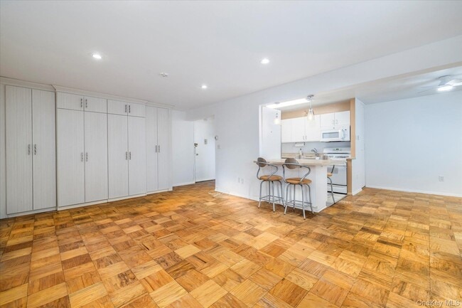 Building Photo - 420 Shore Rd