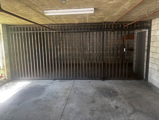 Building Photo - 4003 Sunset Dr