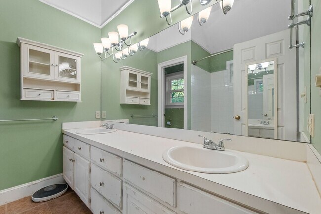 Building Photo - HISTORIC DOWNTOWN  3 bedroom 2.5 bath home