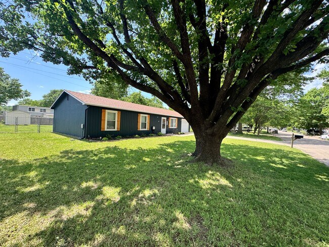 Building Photo - Newly remodeled Eastside home