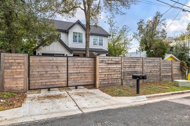 Building Photo - 2405 E 11th St