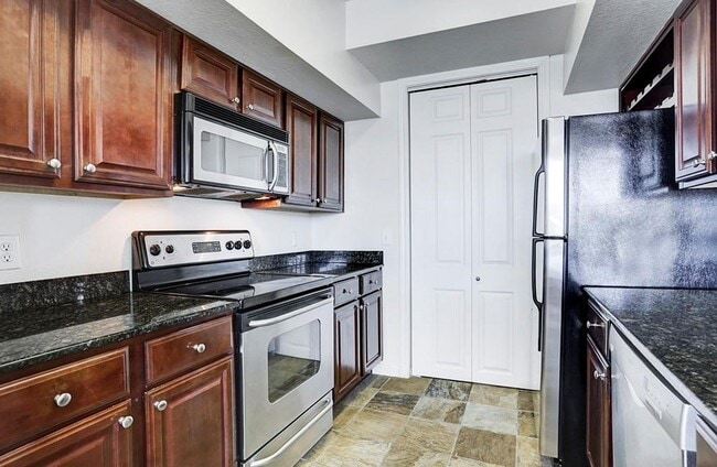 Building Photo - 7575 Kirby Dr