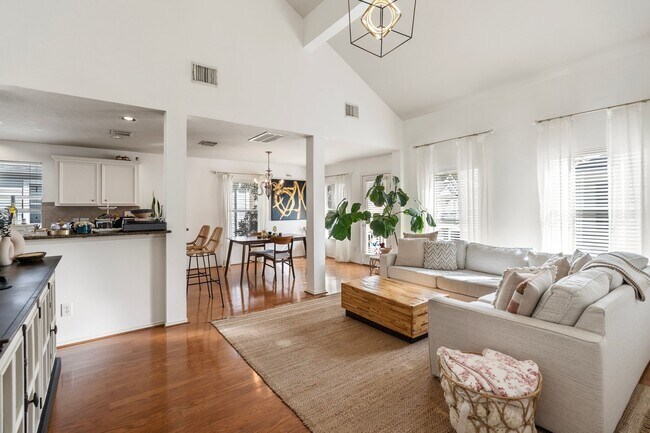 Building Photo - 1425 W 26th St