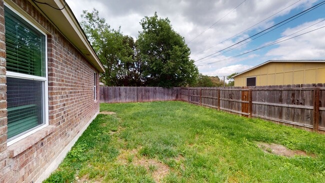 Building Photo - PRICE IMPROVEMENT!!! NOW ONLY $1,350!!!!