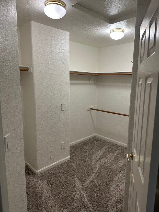 Building Photo - 542 Mill River Ln