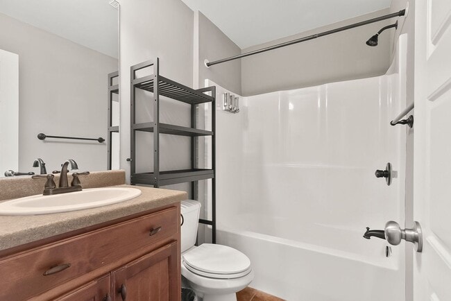 Building Photo - Cozy 3 Bed 2 Bath Home Available Now thru July 2026!