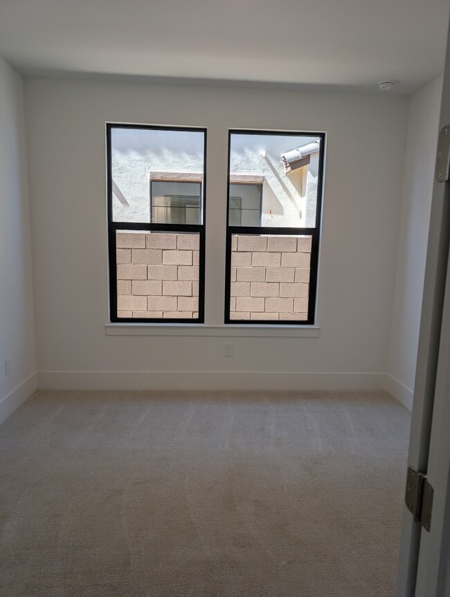 Building Photo - 2102 N Woodburn Pl