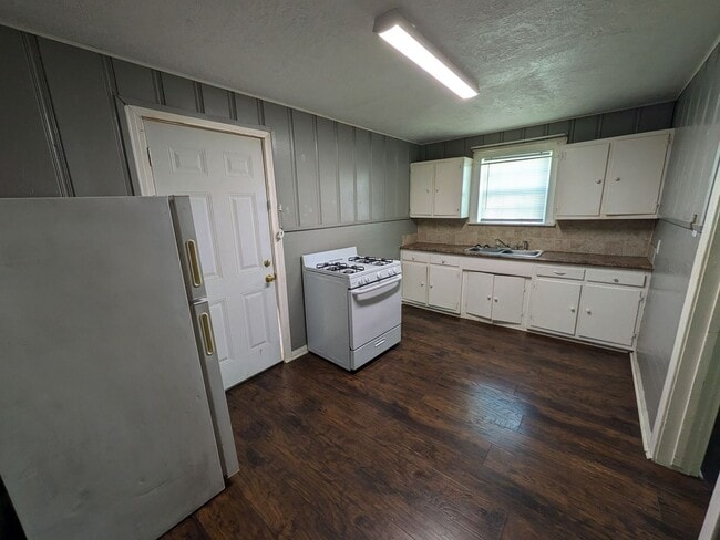 Building Photo - 975 Center St