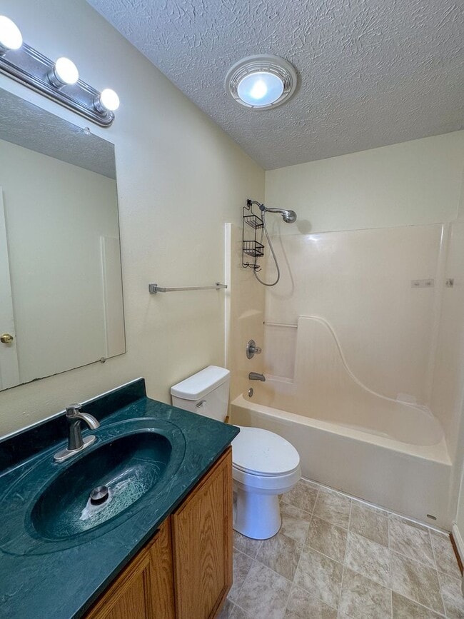 Building Photo - 3Bed/1Bath Home.