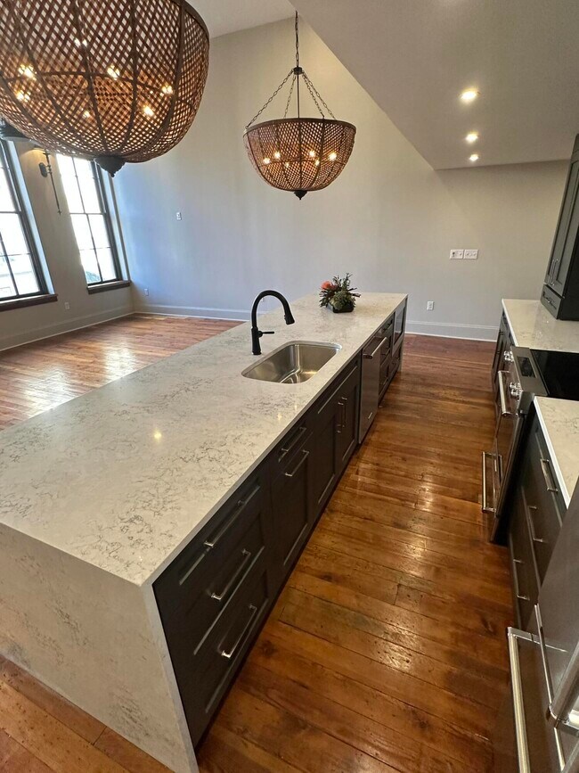 Building Photo - 307 W Main St