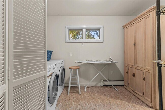 Building Photo - Well-Cared for historic beauty in private setting tucked in the Hill Section