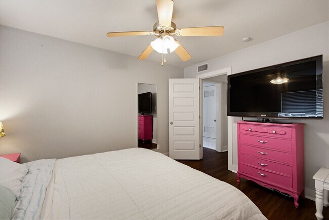 Building Photo - 2 Bed 1 Bath Condo by UT and CapMetro Stop