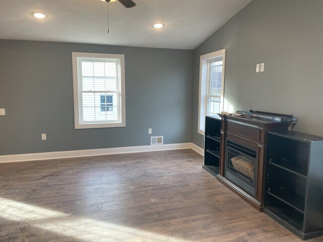 3208#2 Family Room - 3208 East Ave