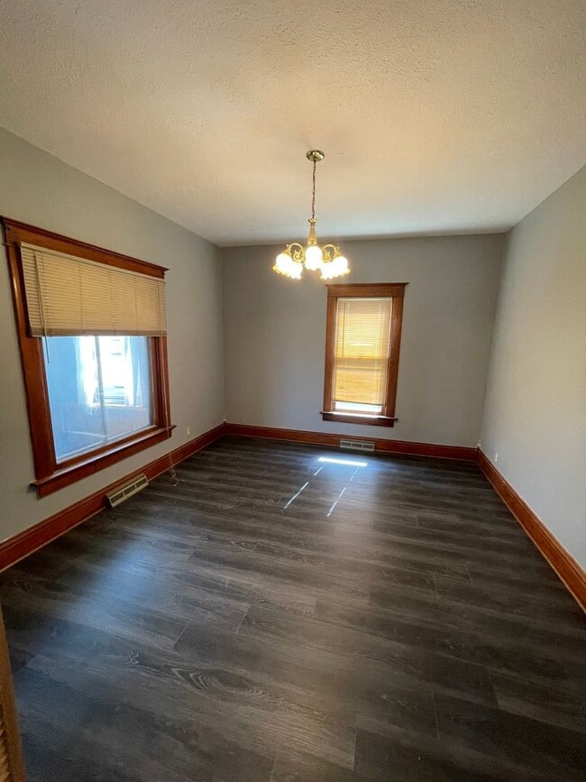 Building Photo - 2 Bedroom, 1 Bathroom Home located in Stan...