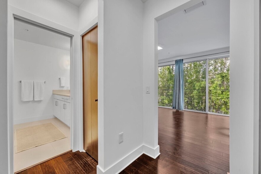 En-suite bathroom - 438 W Swoope Ave