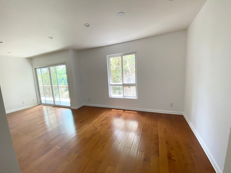 Building Photo - 1262 S Barrington Ave