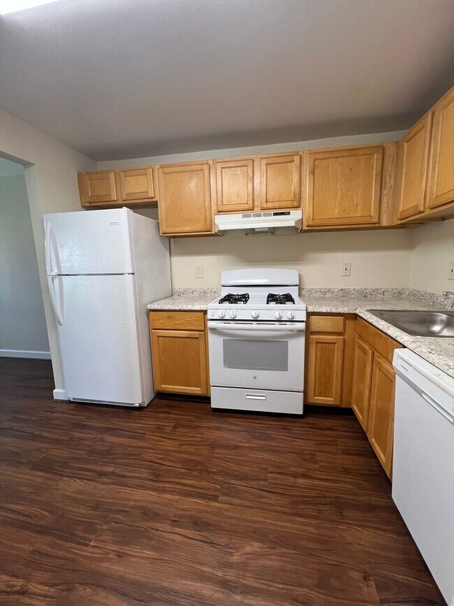 Building Photo - 2 BEDROOM 2 BATH CONDO WITH ALL UTILITIES ...