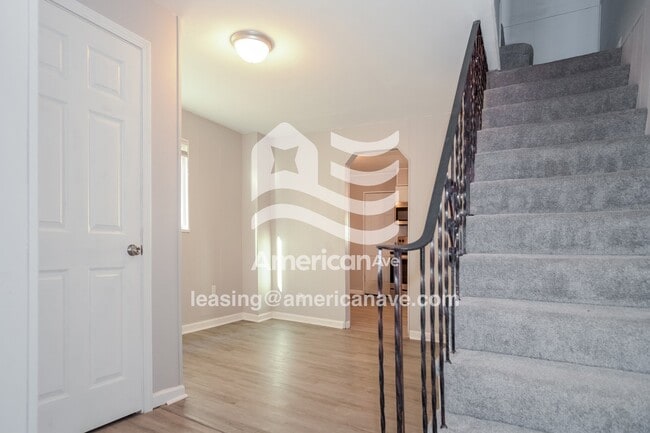 Building Photo - 1260 Summerlea Ave