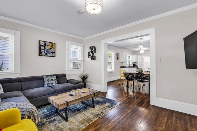 Building Photo - 820 Parkwood Ave