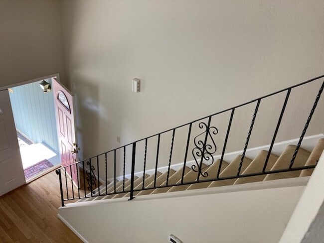 Building Photo - Available Now ~ Beautiful 4 bed/3 bath Home in Novato ~ Views ~ 2 Level