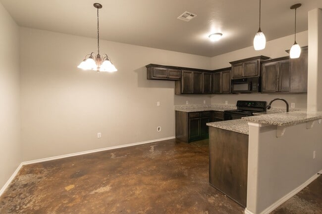 Building Photo - 3-Bed, 2-Bath Duplex with Waterway Views -...