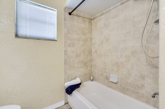 Building Photo - Charming 3BR/2BA Single-Family Home in Por...
