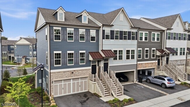 Building Photo - 19 Dahlia Dr