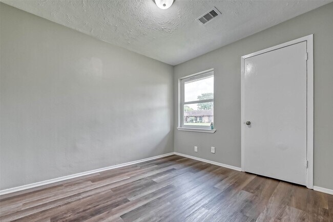 Building Photo - 5606 Elm Spring Dr