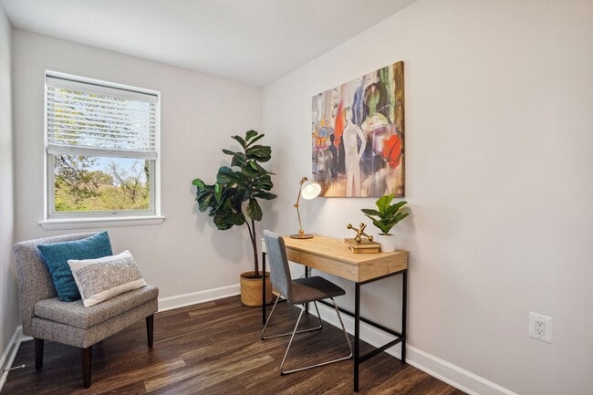 Building Photo - Lovely 3 BR/2 BA Condo in Barry Farm!