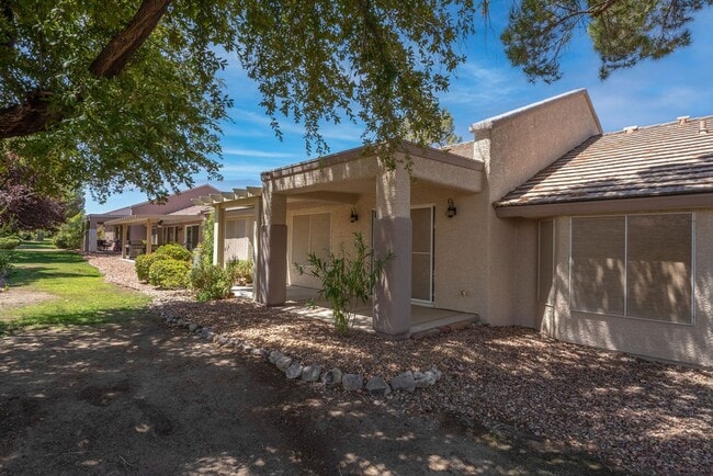 Building Photo - Beautiful 2 Bedroom Home Backing to Greenbelt