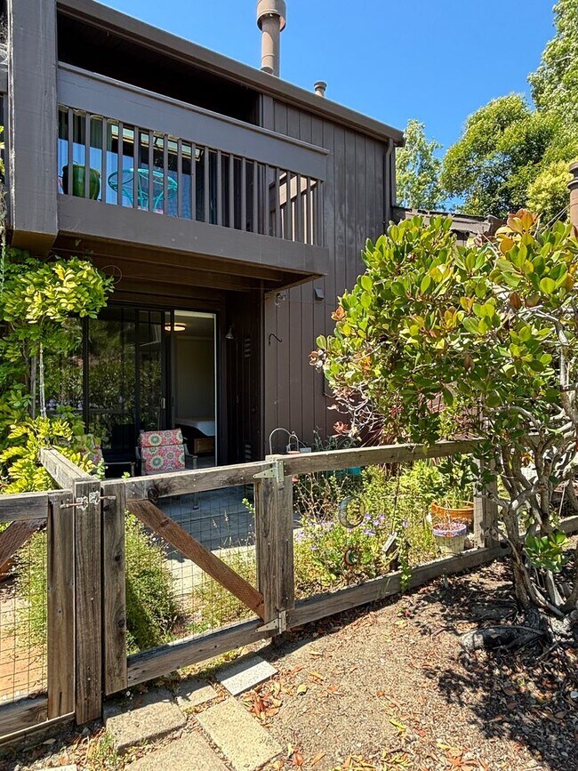Building Photo - STUNNING NEWLY REMODELED CONDO WITH POOL &...