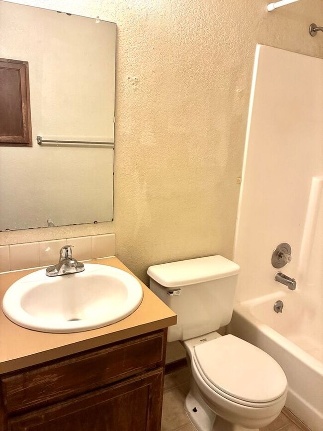 Building Photo - Cozy 2 Bed/1 Bath Apartment in North Lovel...