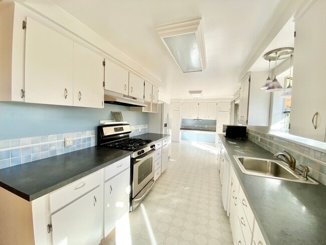 Building Photo - Charming Lake Hills Home in the Heart of Bellevue