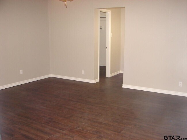 Building Photo - 419 Top Hill Dr