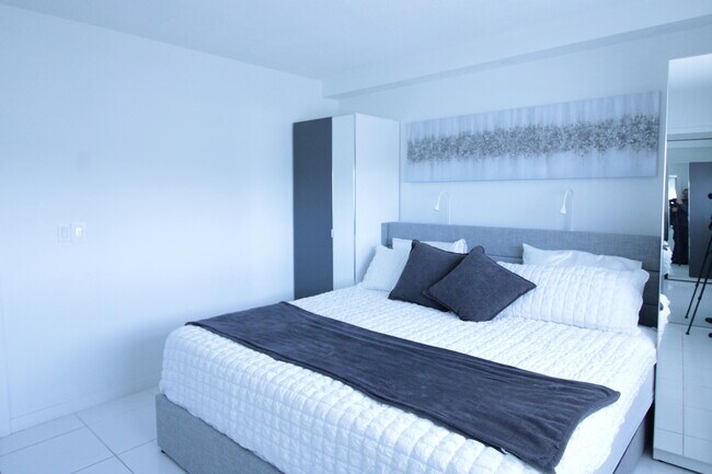 Building Photo - 470 Paradise Isle Blvd