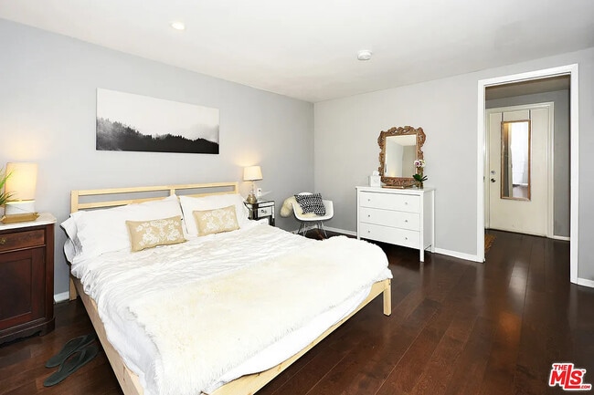 Building Photo - 3844 Goldwyn Terrace